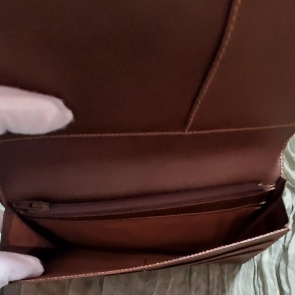 Gucci Vintage Leather Bi-Fold Wallet - Picture 7 of 10